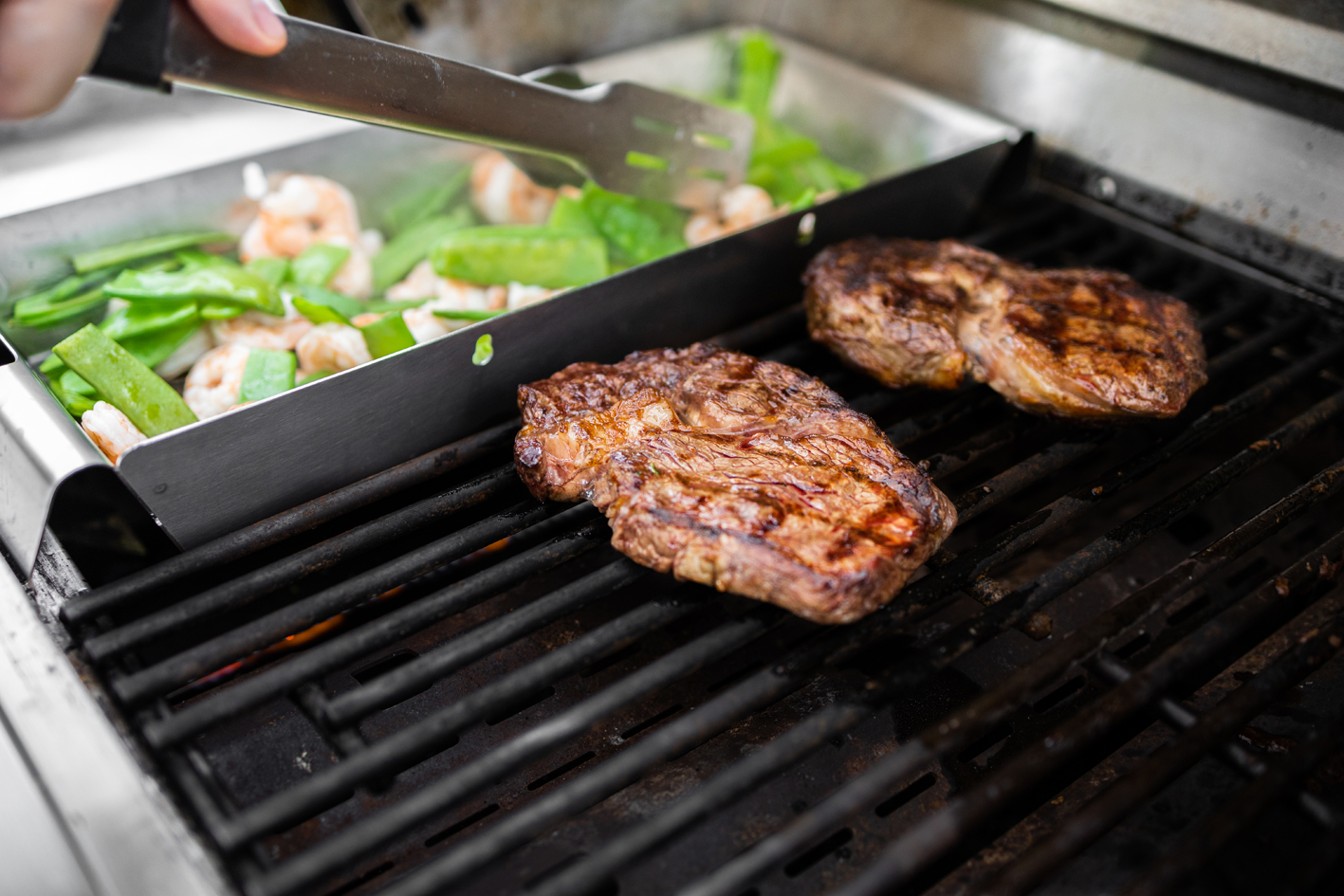 Grill-Baskets_8inch_6411_Milieu_Zange-und-Steaks Otto Wilde 8" Grillkorb & Deckel