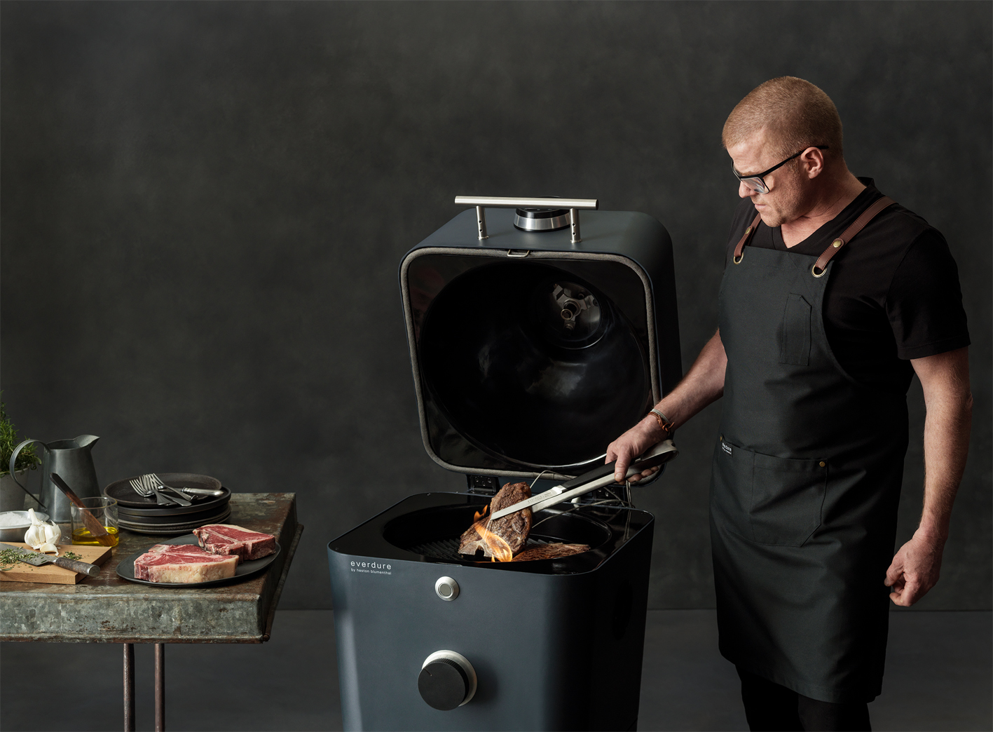 Everdure 4K Outdoor Ofen Graphite by heston blumentahl Steak