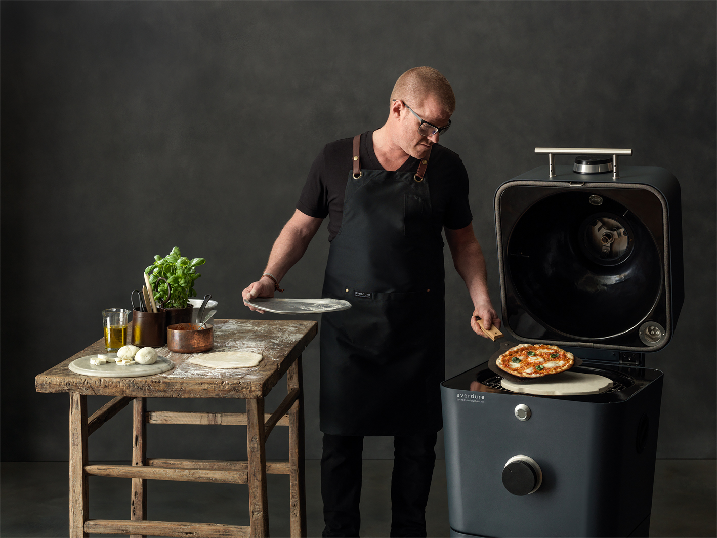 Everdure 4K Outdoor Ofen Graphite by heston blumentahl Pizza