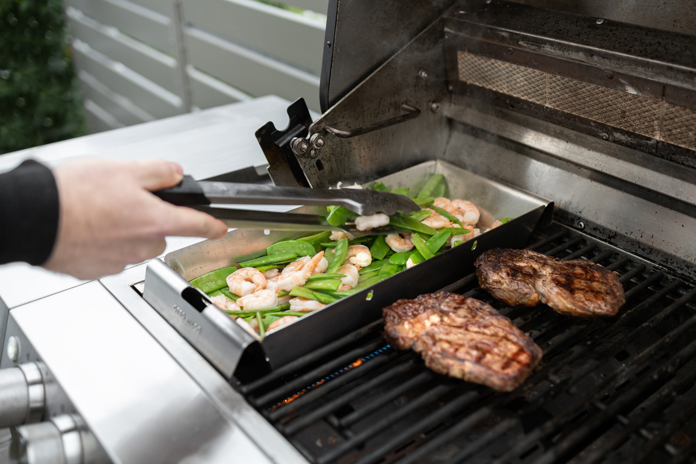 Grill-Baskets_8inch_6405_Mileu_Wenden-mit-Zange Otto Wilde 8" Grillkorb & Deckel