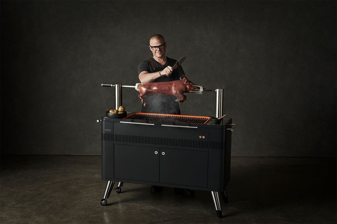 Everdure HUB Holzkohlegrill & Heston Blumenthal Drehspieß