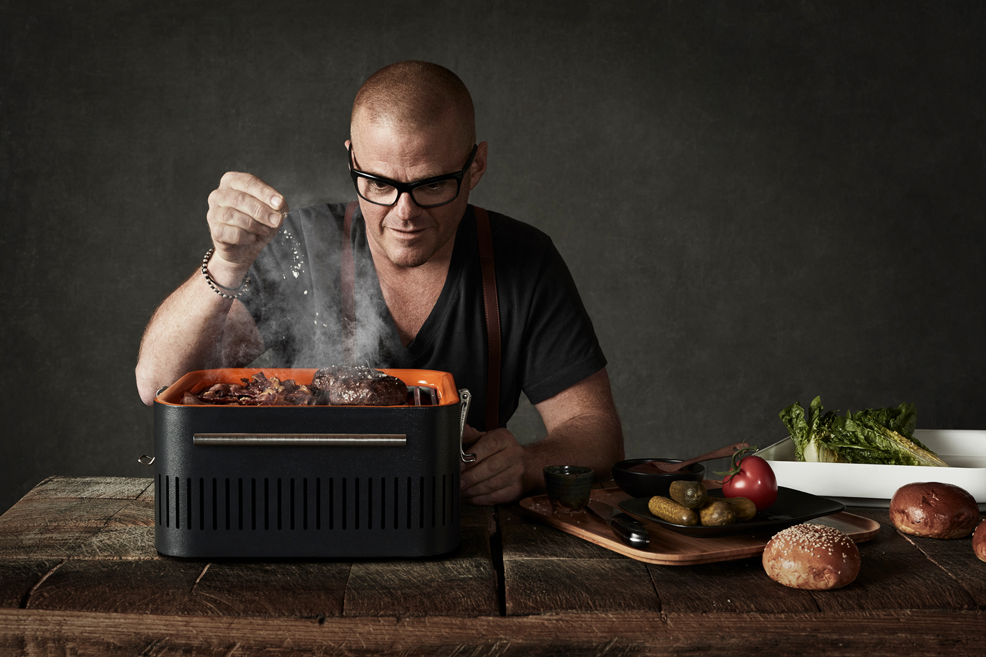 Everdure CUBE Holzkohlegrill, Graphite Heston Blumenthal beim Grillen