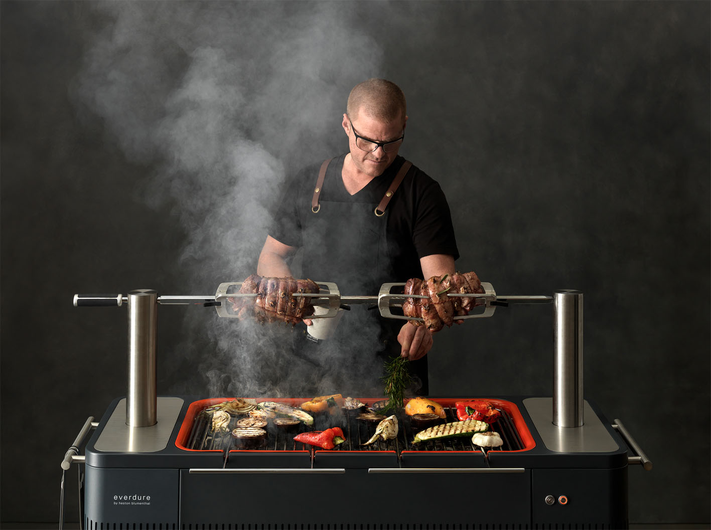 Everdure_HUB_6 Everdure HUB Holzkohlegrill & Heston Blumenthal mit Spieß